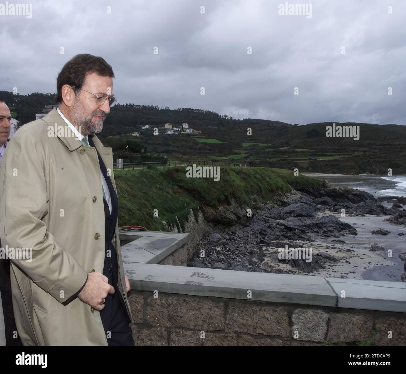 La Coruña [11-19-2002 visite de Mariano Rajoy dans la zone touchée par la marée noire sur la côte de Da Morte photo Jaime García. Crédit : Album / Archivo ABC / Jaime García Banque D'Images