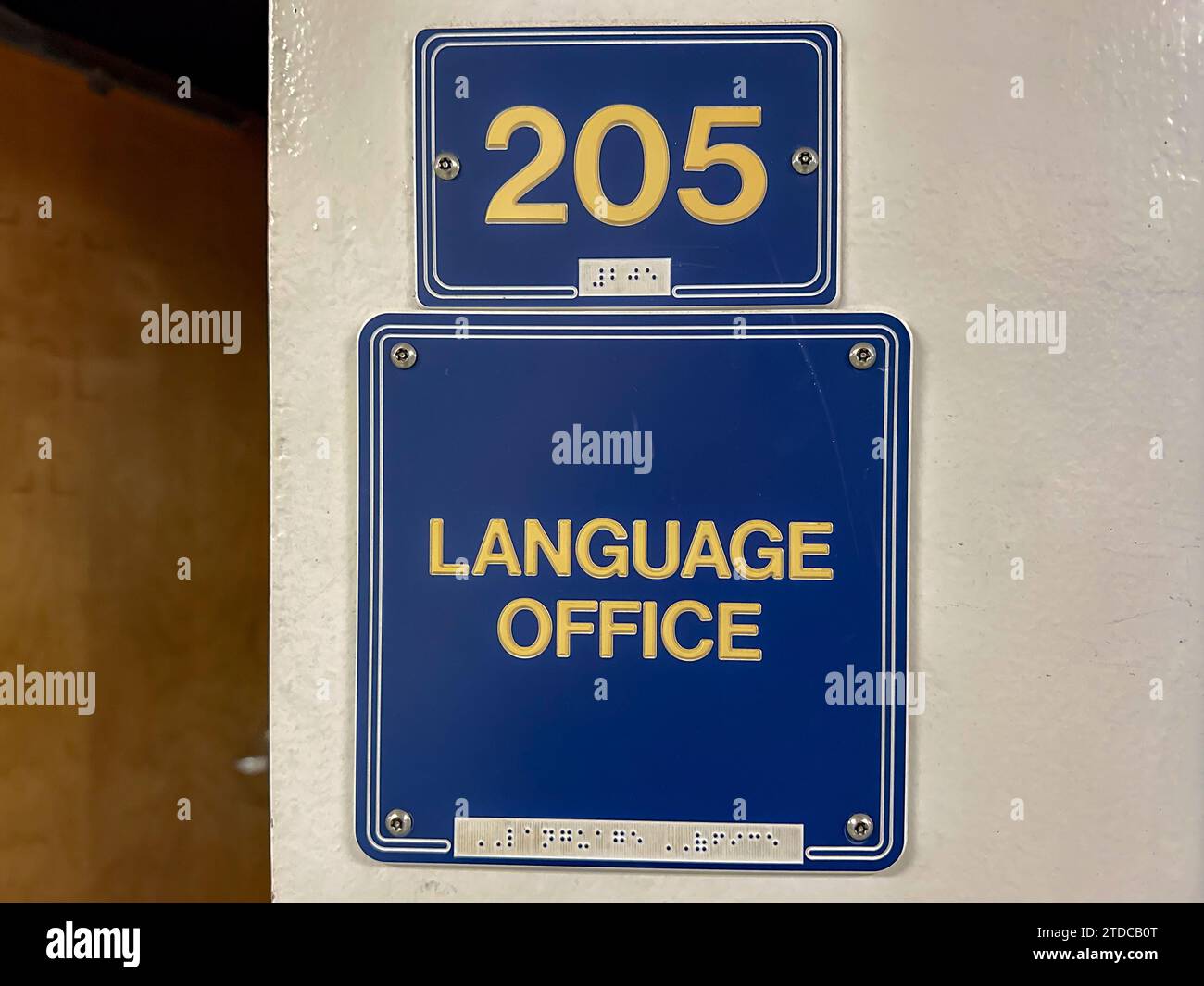Blue Language Office et panneau 205 avec braille, sur brique à la porte du bureau de l'école. Banque D'Images