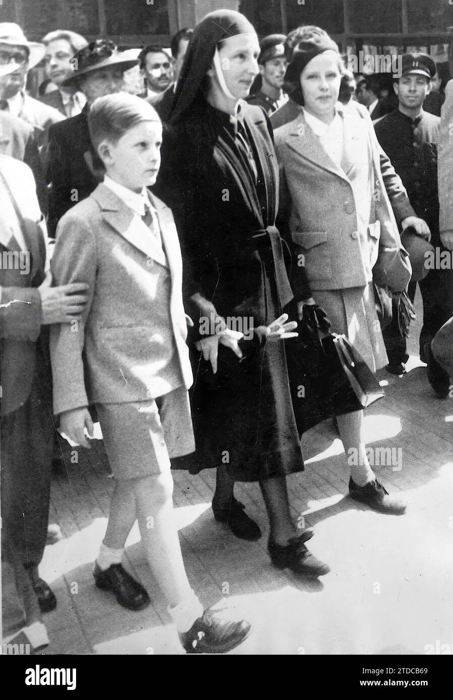Le roi Siméon de Bulgarie, sa sœur la princesse Maria Luisa et la reine mère Jeanne à leur arrivée à la gare de Sirkedji à Istanbul sur le chemin de l'exil. 26.09. 1946. Crédit : Album / Archivo ABC Banque D'Images