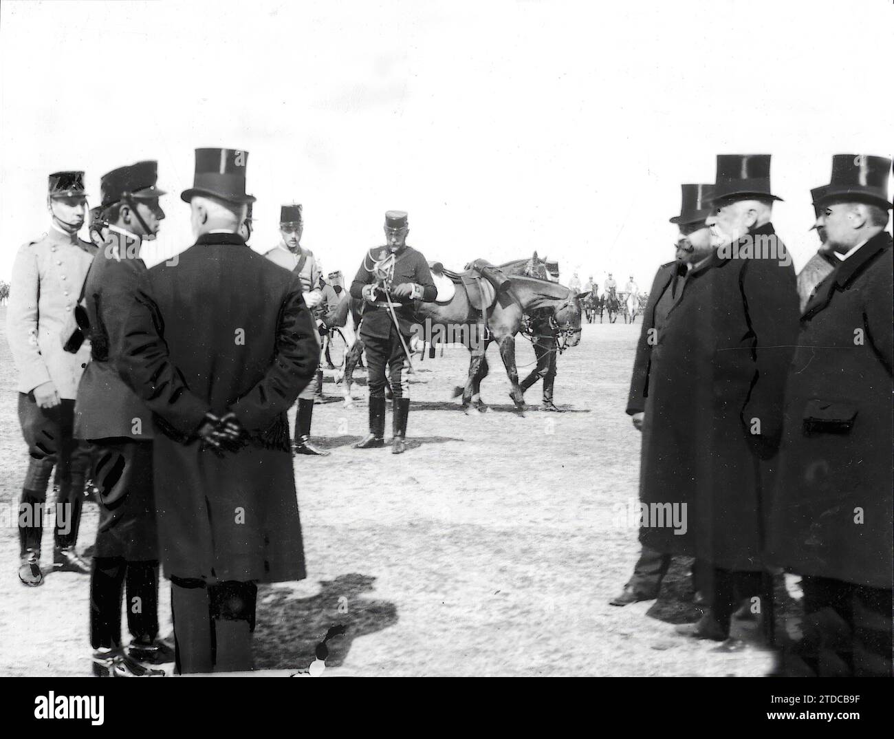 02/22/1908. Le roi dans le camp conversant avec le président du conseil. D'abord, à gauche, les ministres de l'instruction publique et de l'intérieur. Crédit : Album / Archivo ABC Banque D'Images