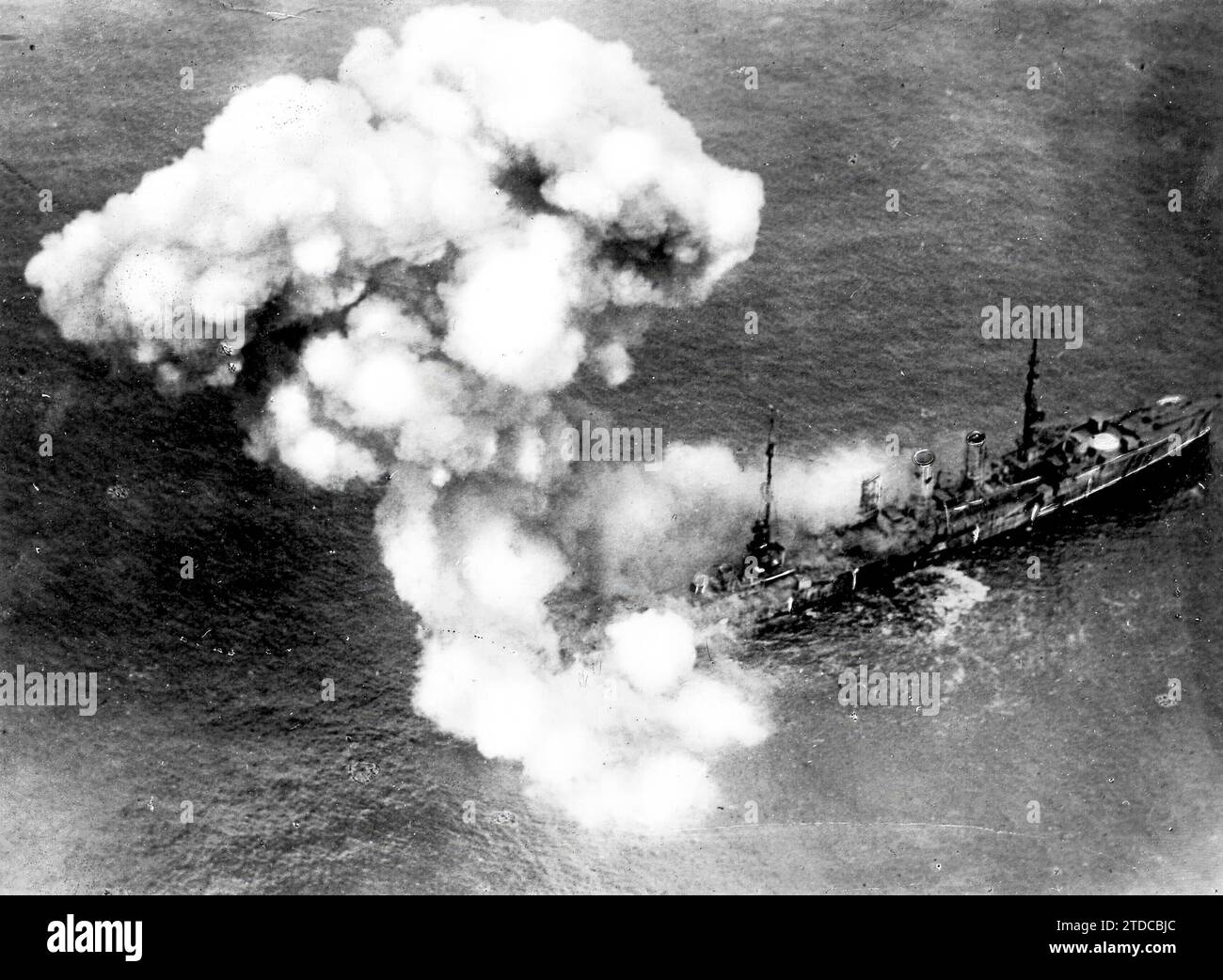 07/31/1921. La destruction des navires de guerre allemands. Le croiseur Ostfriesland a été touché par une bombe larguée par un avion nord-américain, qui l'a coulé en vingt-cinq minutes. Crédit : Album / Archivo ABC Banque D'Images