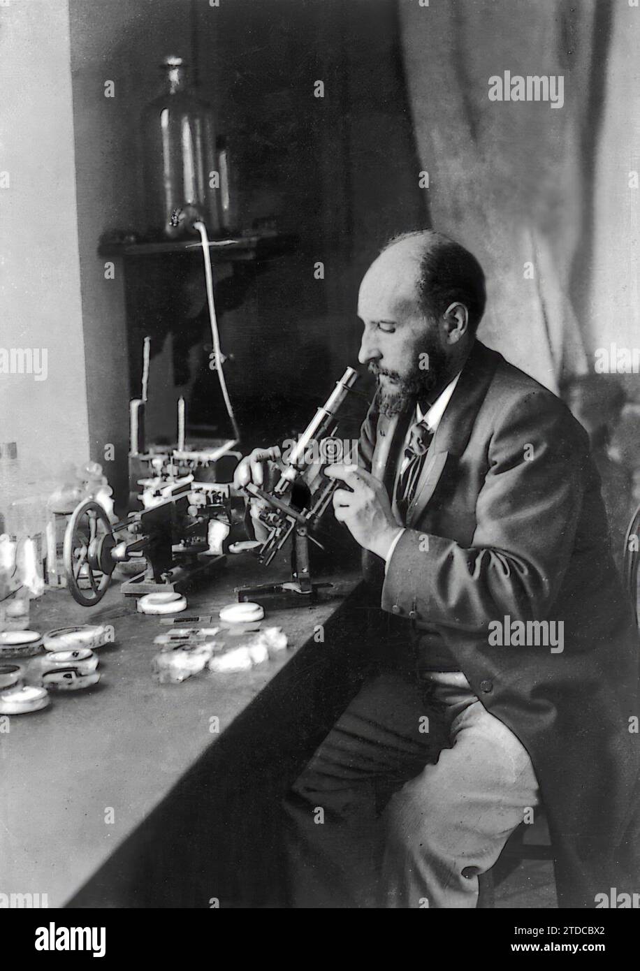 12/31/1909. Ramón y Cajal regarde à travers son microscope. Crédit : Album / Archivo ABC Banque D'Images