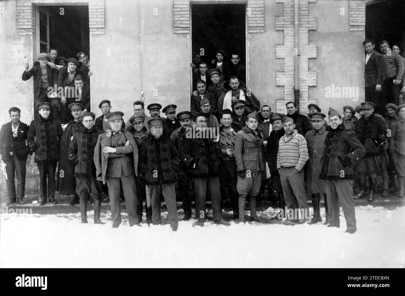 03/31/1930. Le soulèvement Jaca. Groupe de chefs et officiers qui est parti aujourd'hui (1 avril) à 6 heures du matin dirigé par la garde civile de Tarragone. Là, ils embarqueront sur le navire Jaime I à différentes îles où ils subiront des peines. Photo : F. de las Heras. Crédit : Album / Archivo ABC Banque D'Images