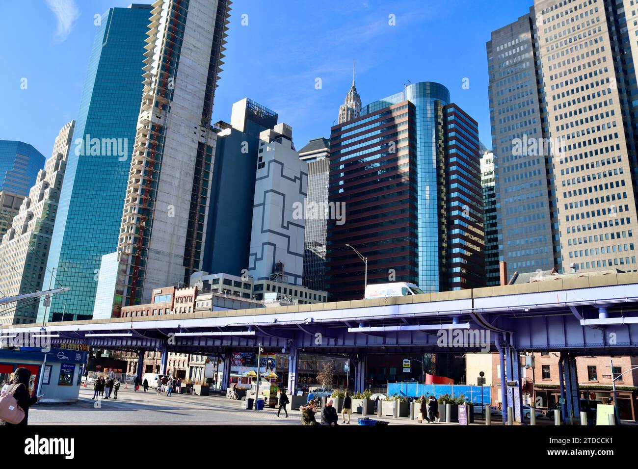 En FDR, vous passerez devant les gratte-ciel du quartier financier de Wall Street dans le Lower Manhattan, New York Banque D'Images