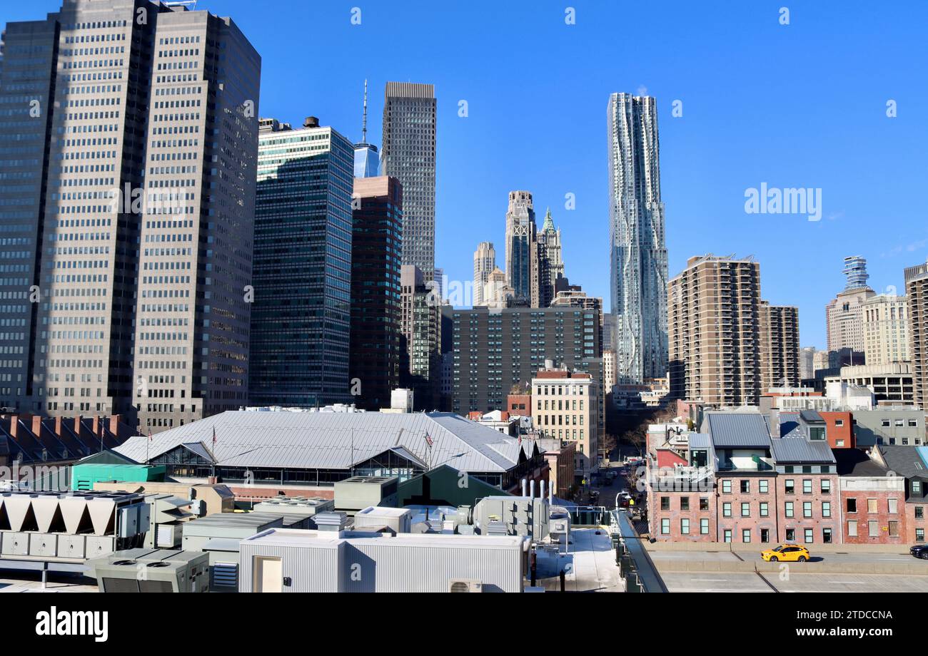 Les toits du bâtiment Tin et du marché Fulton avec la tour de Frank Gehry et les tours Southbridge dans le bas Manhattan, New York Banque D'Images