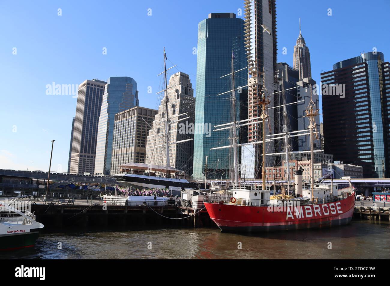 Bateaux du musée Ambrose et Wavertree au quai 16 de South Street Seaport avec les gratte-ciel de Manhattan en arrière-plan, New York Banque D'Images