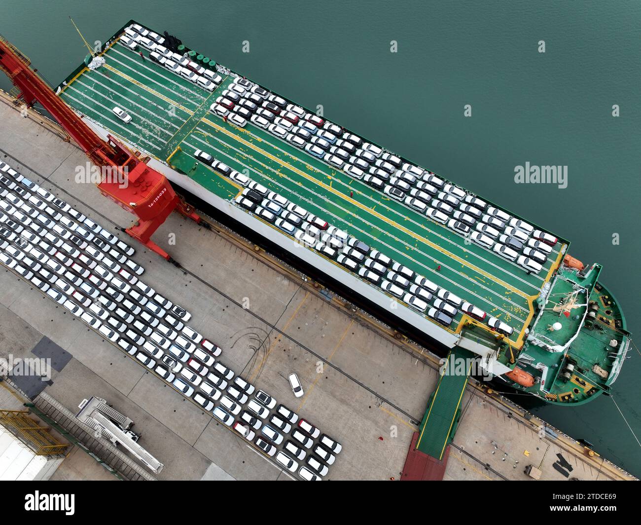 LIANYUNGANG, CHINE - 18 DÉCEMBRE 2023 - Une roue roulante est chargée de voitures pour l'exportation au port de Lianyungang, dans la province de Jiangsu en Chine orientale, décembre Banque D'Images