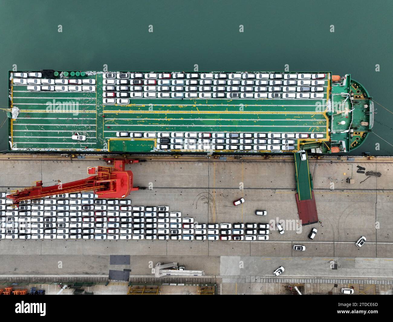 LIANYUNGANG, CHINE - 18 DÉCEMBRE 2023 - Une roue roulante est chargée de voitures pour l'exportation au port de Lianyungang, dans la province de Jiangsu en Chine orientale, décembre Banque D'Images