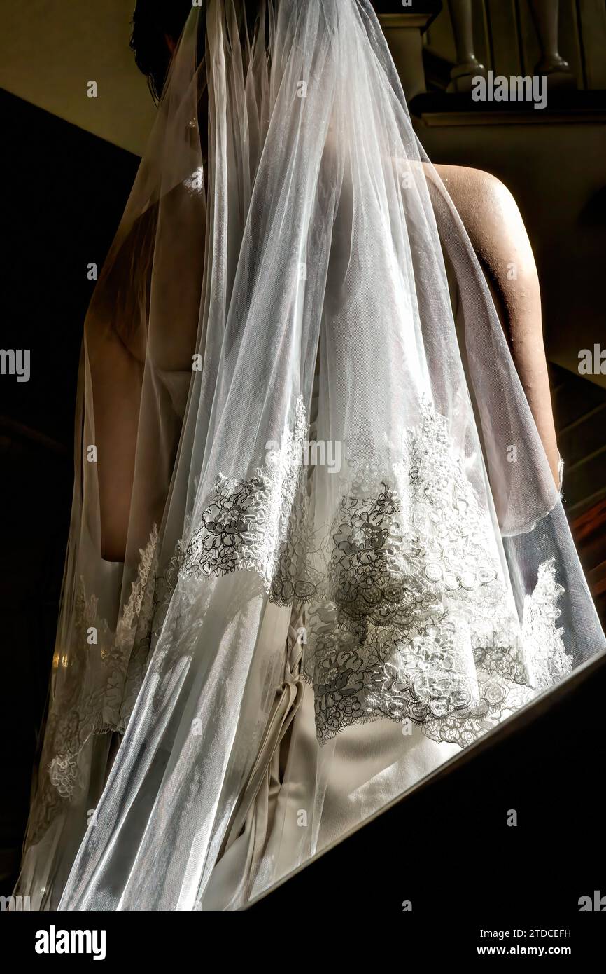 Robe de mariée en dentelle blanche sur bride Waikiki Honolulu Oahu Hawaii, robe de mariée blanche représente la pureté. Waikiki a de nombreux mariages de destination. Banque D'Images