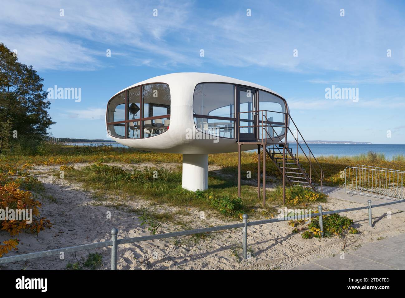 L'ancienne tour de sauvetage de l'architecte Ulrich Muether sur la plage de la côte Baltique de Binz sur l'île de Ruegen en Allemagne. Banque D'Images