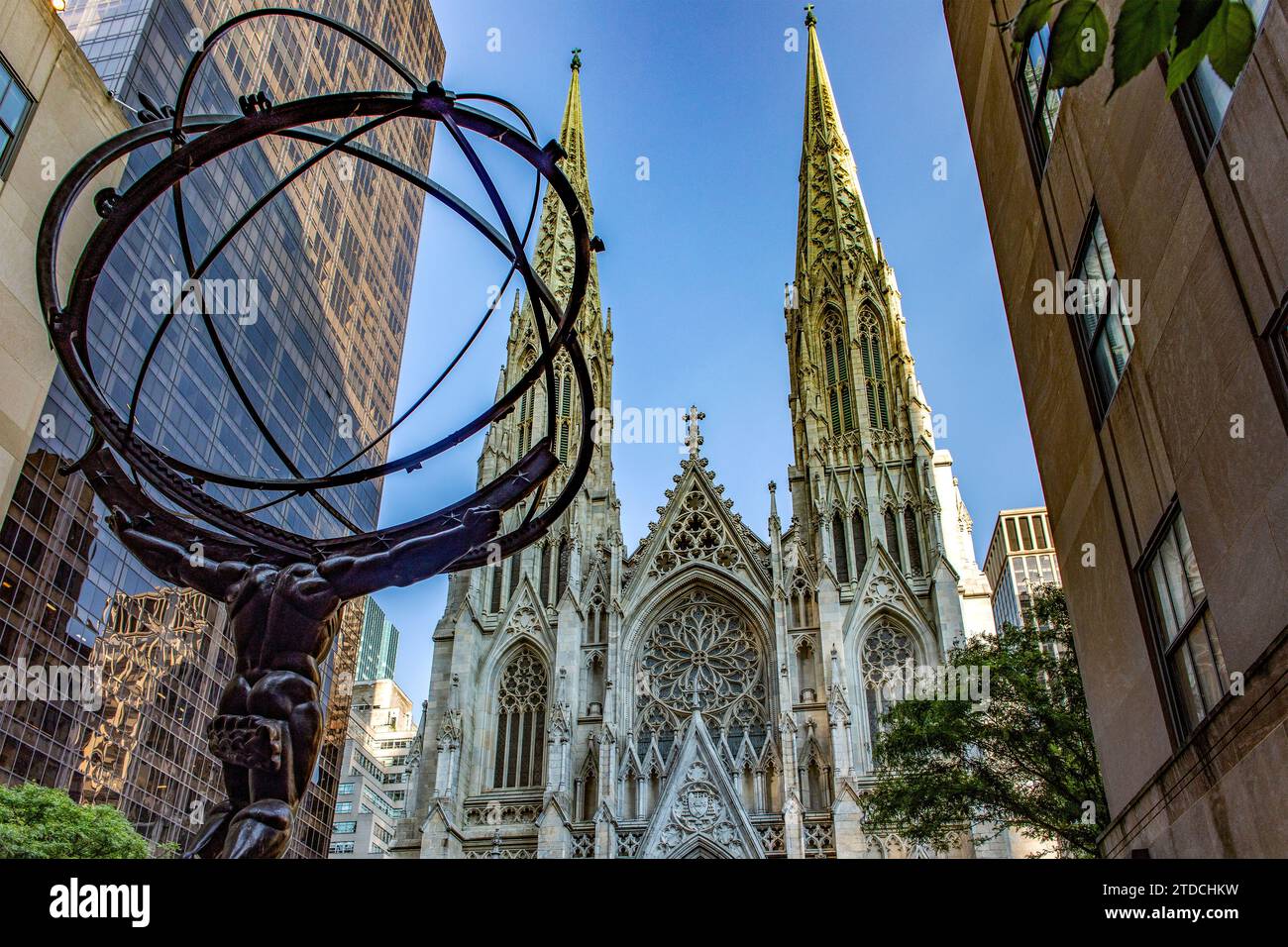 Photographie de l'Atlas géant tenant la planète terre comme punition des dieux, sur la cinquième avenue de la grosse pomme devant la cathédrale de Banque D'Images