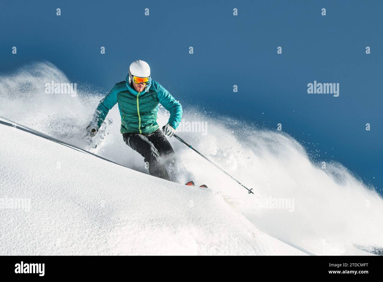 Skieur hors-piste un jeune homme Banque D'Images