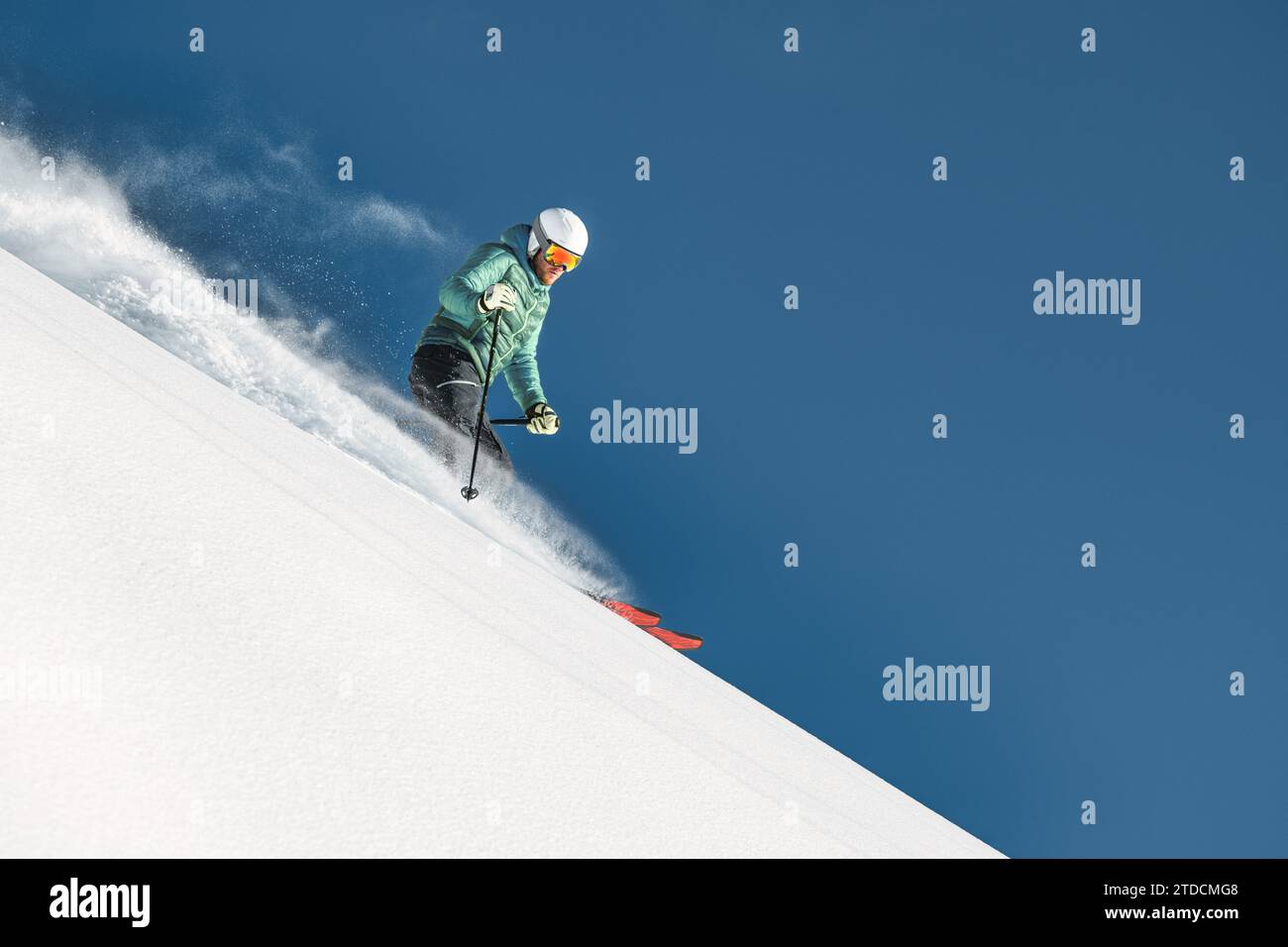 Homme skieur dans la neige fraîche hors piste Banque D'Images