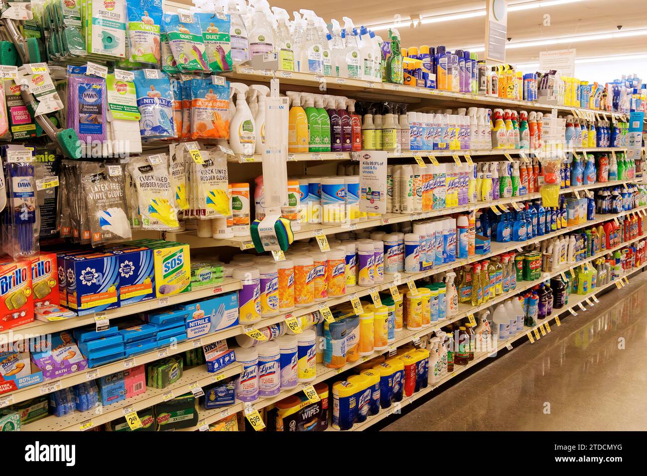 Allée des produits de nettoyage au supermarché à San Diego, Californie Banque D'Images