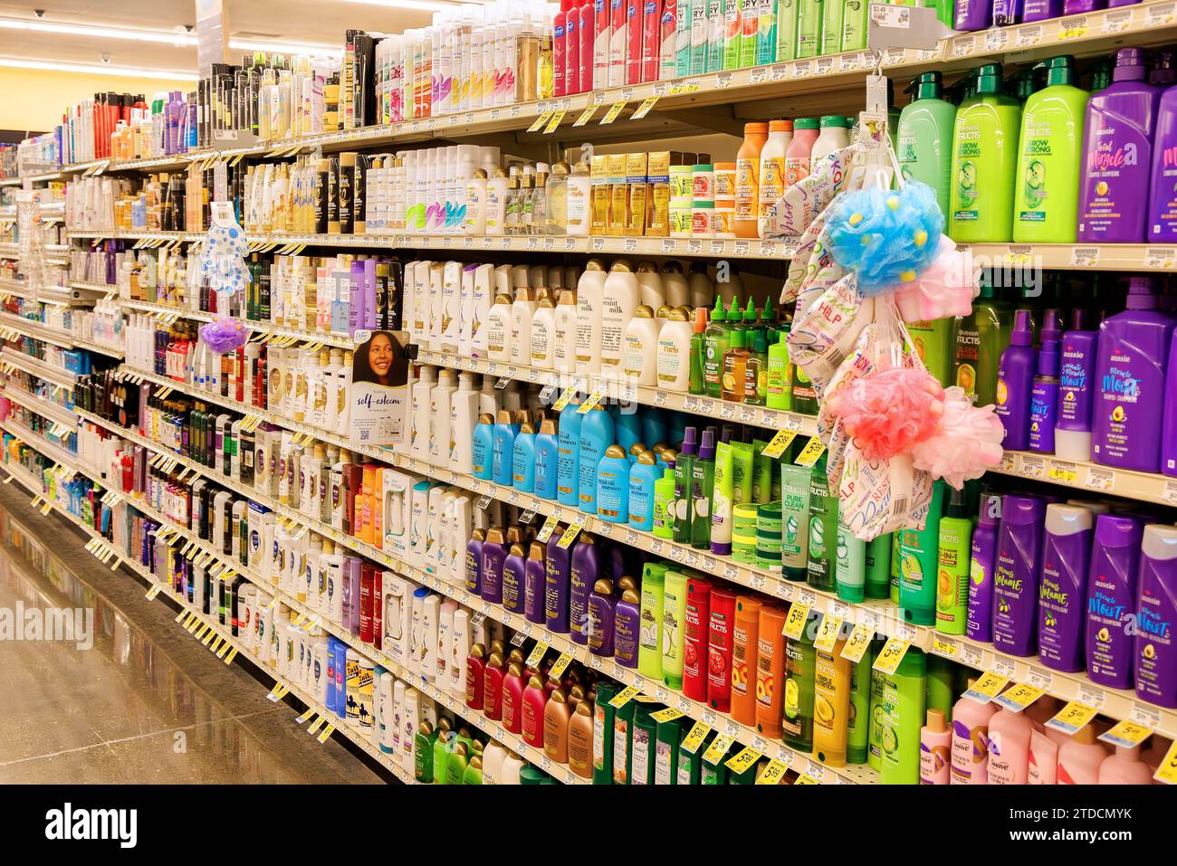 Allée des produits capillaires au supermarché de San Diego, Californie Banque D'Images