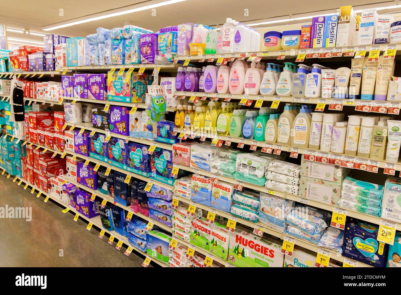 Allée des produits pour bébés au supermarché de San Diego, Californie Banque D'Images