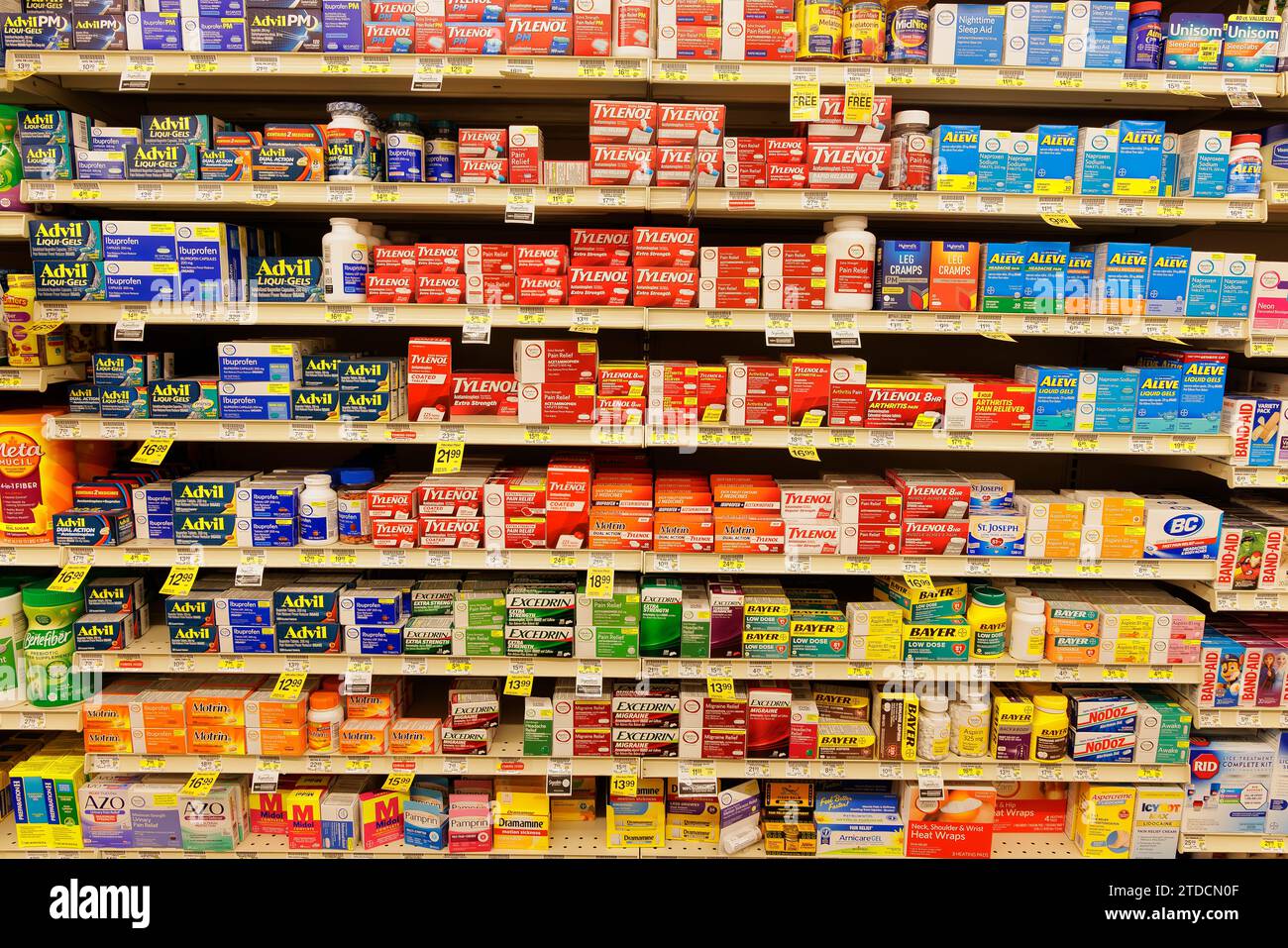 Divers analgésiques à vendre dans un supermarché Banque D'Images
