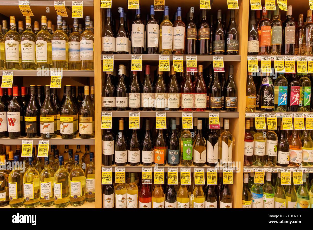 Bouteilles de vin sur étagère au supermarché Banque D'Images