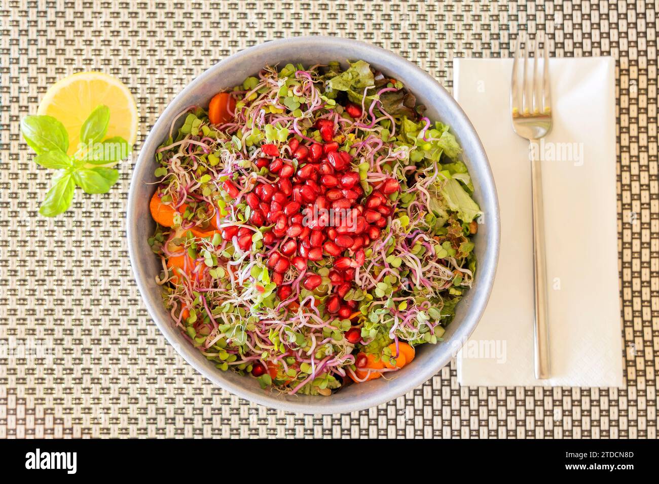 Une salade mélangée savoureuse avec des ingrédients biologiques Banque D'Images Une salade mélangée savoureuse avec des ingrédients biologiques Banque D'Images