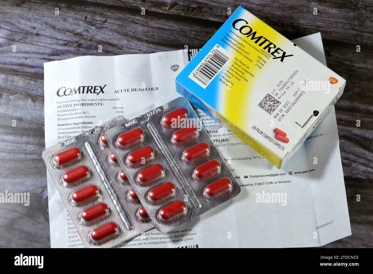 Le Caire, Égypte, décembre 15 2023 : Capeltes pelliculées COMTREX, acétaminophène, pseudoéphédrine HCL, maléate de bromphéniramine, décongestionnant nasal, antihist Banque D'Images