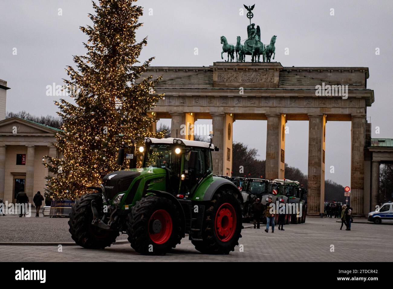 Berlin, Allemagne. 18 décembre 2023. Des agriculteurs avec des tracteurs participent à une manifestation organisée par l'Association des agriculteurs allemands sous le slogan "Too much is too much! Maintenant, c'est fini ! » Devant la porte de Brandebourg. L'occasion est le projet du gouvernement fédéral d'abolir le diesel agricole et l'exonération de la taxe sur les véhicules à moteur pour l'agriculture et la sylviculture. Crédit : Fabian Sommer/dpa/Alamy Live News Banque D'Images