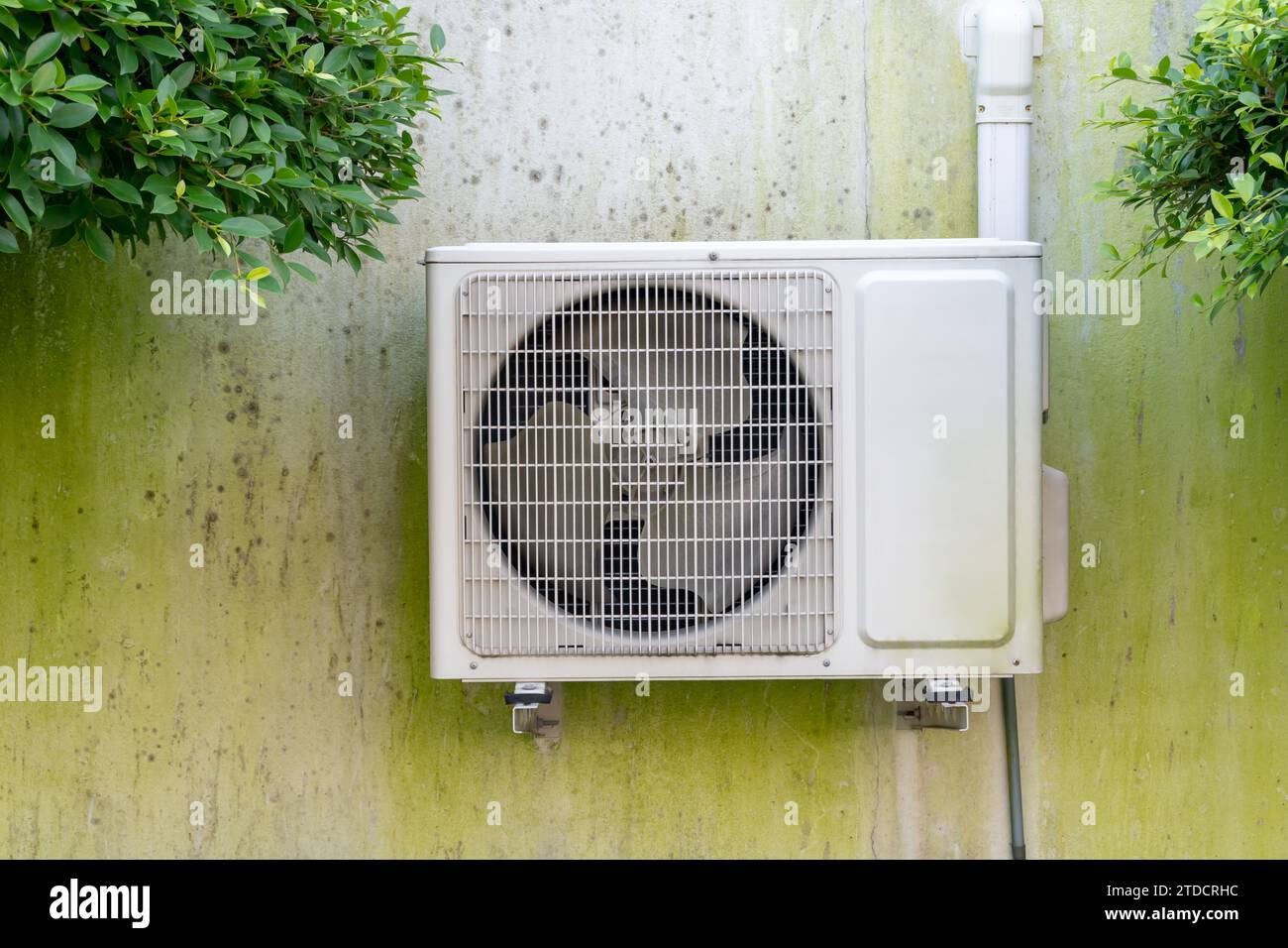 L'unité extérieure de compresseur de climatiseur est installée sur le mur de béton sale à l'extérieur de la maison ou du bureau. Banque D'Images