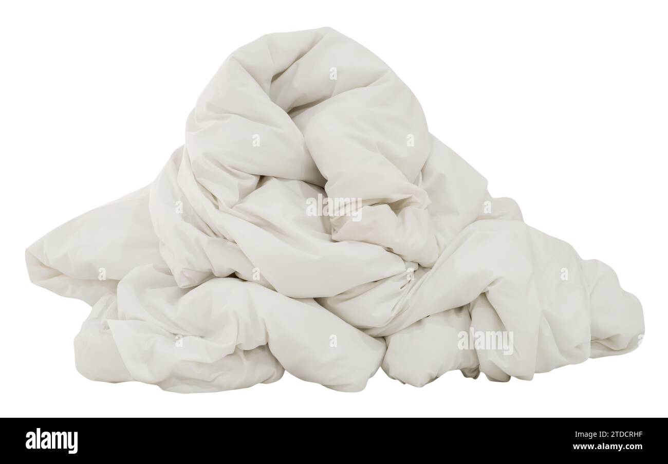 Couverture blanche froissée sale linge de lit dans la chambre d'hôtel laissé désordonné après l'utilisation par le client pendant la nuit est isolé sur fond blanc avec chemin de détourage. Banque D'Images