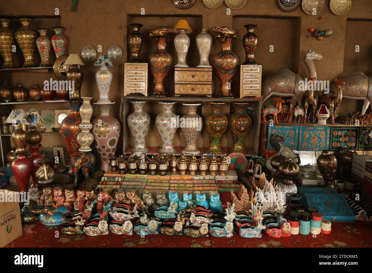 Srinagar Cachemire, Inde. 16 décembre 2023. Les ornements de Noël sont prêts à l'atelier avant de les envoyer au marché avant les célébrations de Noël à Srinagar. Les artisans disent que les articles de Noël sont faits de papier-mache et sont envoyés sur les marchés locaux et également exportés aux États-Unis, Italie, Allemagne, France, Canada, Australie et de nombreuses autres parties du monde. Le 16 décembre 2023, Srinagar Cachemire, Inde. (Image de crédit : © Firdous Nazir/eyepix via ZUMA Press Wire) USAGE ÉDITORIAL SEULEMENT! Non destiné à UN USAGE commercial ! Banque D'Images