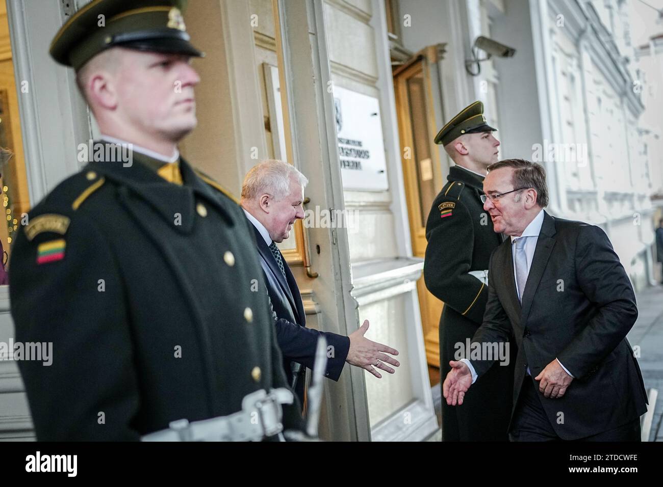 Vilnius, Lituanie. 18 décembre 2023. Boris Pistorius (SPD), ministre fédéral de la Défense, est reçu par Arvydas Anu·auskas, ministre lituanien de la Défense, devant le ministère. Le politicien SPD tient des pourparlers de politique militaire et signe la feuille de route pour le déploiement permanent de la brigade lituanienne. Crédit : Kay Nietfeld/dpa/Alamy Live News Banque D'Images