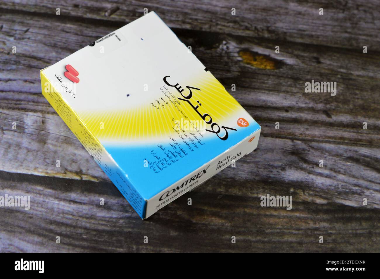 Le Caire, Égypte, décembre 15 2023 : Capeltes pelliculées COMTREX, acétaminophène, pseudoéphédrine HCL, maléate de bromphéniramine, décongestionnant nasal, antihist Banque D'Images