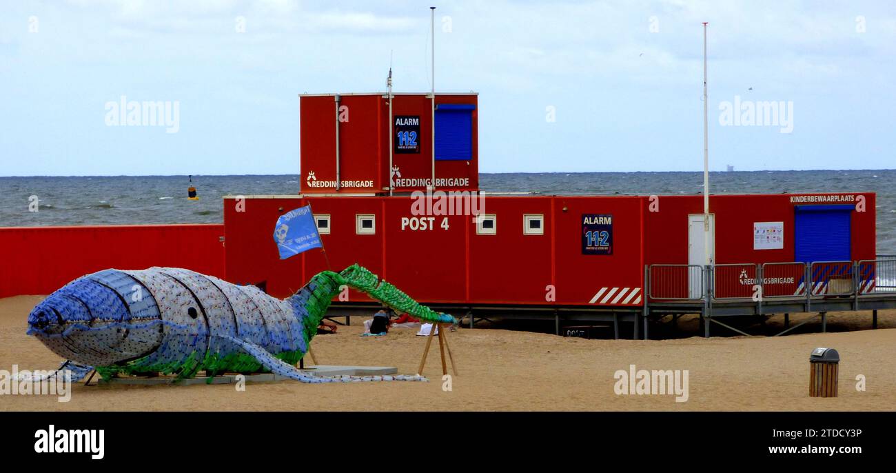 Scheveningen, pays-Bas - juillet 9 2019 Construction du sauveteur néerlandais sur la plage de Scheveningen. Devant le bâtiment se trouve une baleine en plastique Banque D'Images