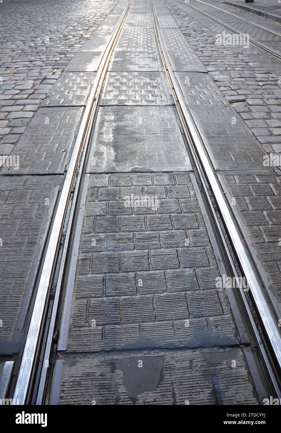 Rails de tramway. Le tramway est un moyen de transport public traditionnel dans la ville de Lviv. Banque D'Images