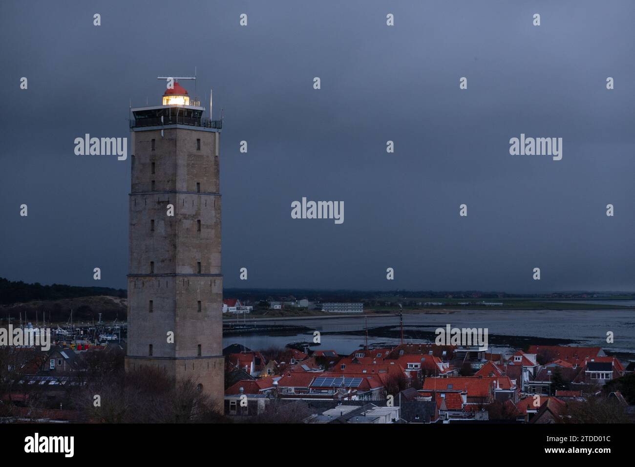 Phare Brandaris sur l'île néerlandaise Terschelling à la tombée de la nuit un ciel nuageux Banque D'Images