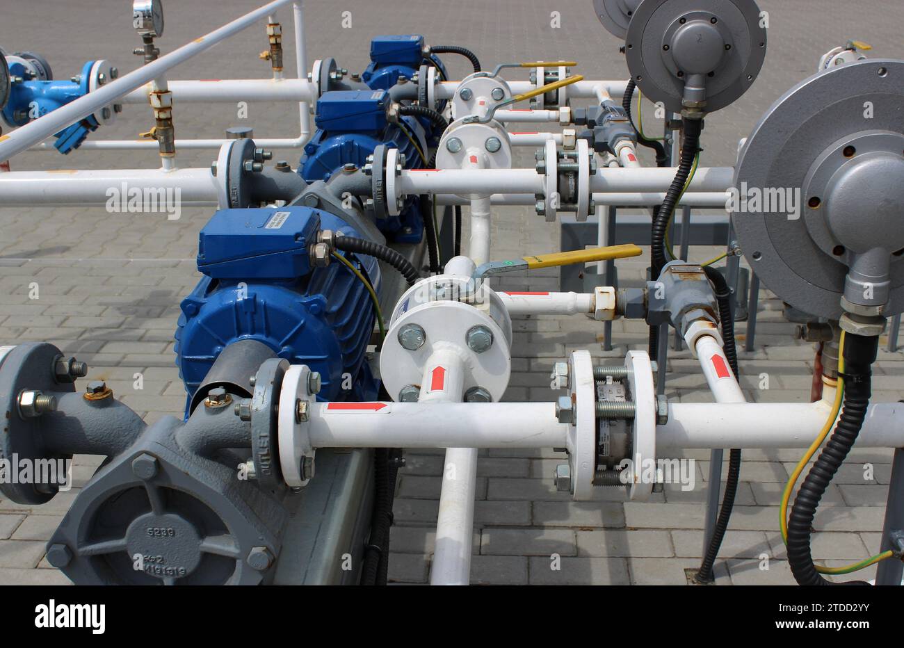 Equipement et tuyauterie pour le pompage de gaz dans une station-service de voiture Banque D'Images