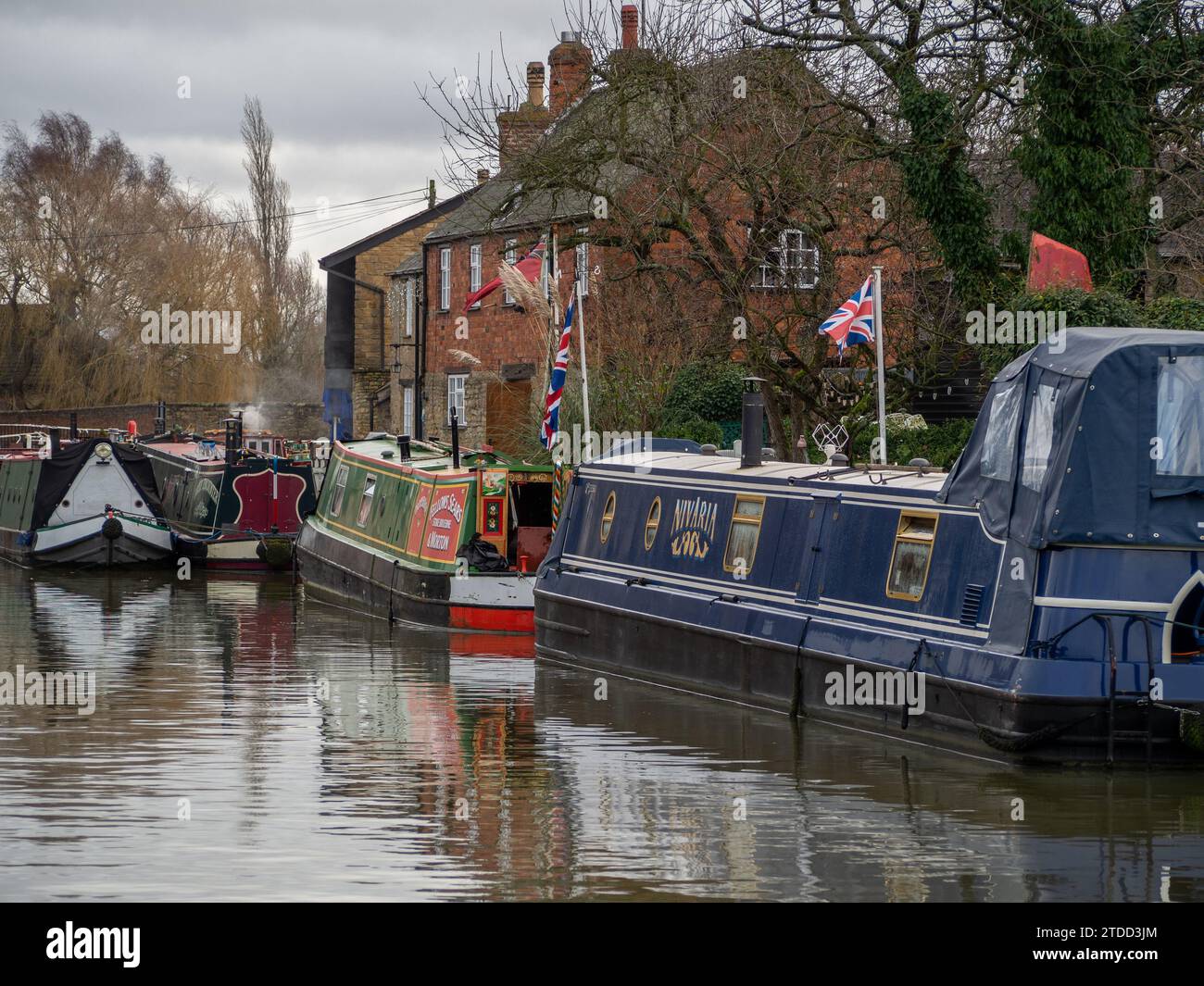 Narrowboats sur le canal Grand Union en hiver, Stoke Bruerne, Northamptonshire, Royaume-Uni Banque D'Images