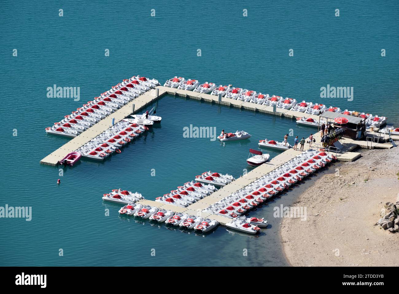 Vue aérienne sur Jetty et pédalos ou pédalos à louer sur le lac Sainte Croix Alpes-de-haute-Provence & Var France Banque D'Images