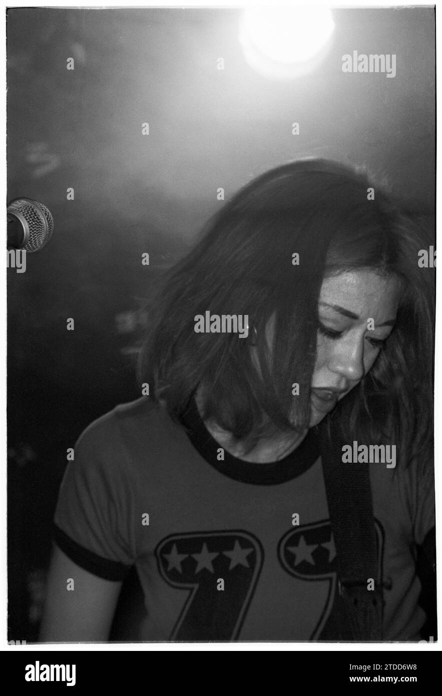 NOTE – NÉGATIF de 30 ANS MONTRANT DES DÉGÂTS et DE LA POUSSIÈRE : Miki Berenyi du groupe britannique Lush jouant en live au Bath Moles Club à Bath, Angleterre, Royaume-Uni, le 8 juin 1994. Le groupe tourne pour soutenir la double sortie des deux singles Hypocrite et Desire Lines et de leur troisième album studio Split. Photographie : ROB WATKINS Banque D'Images