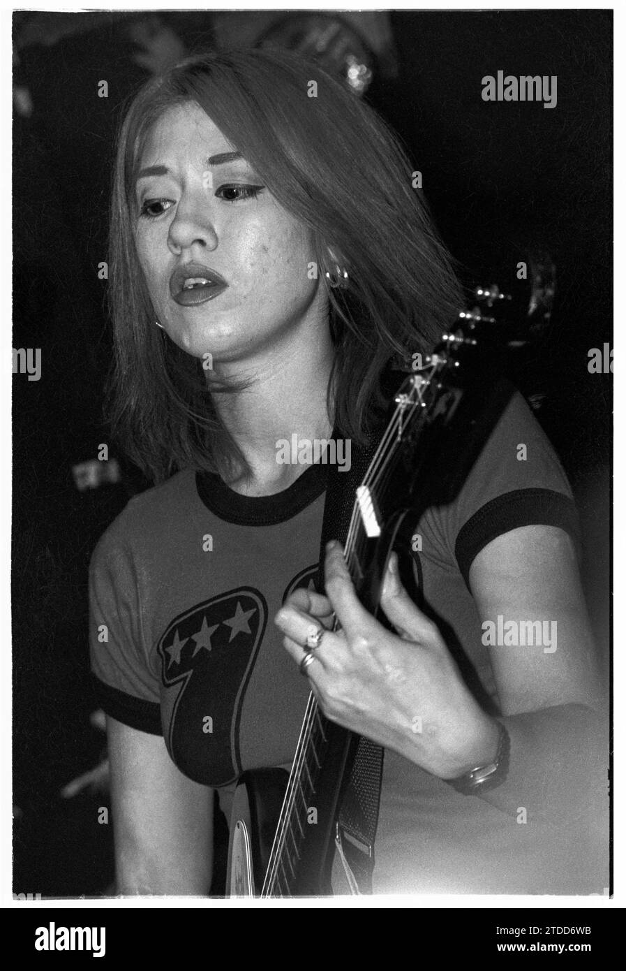 NOTE – NÉGATIF de 30 ANS MONTRANT DES DÉGÂTS et DE LA POUSSIÈRE : Miki Berenyi du groupe britannique Lush jouant en live au Bath Moles Club à Bath, Angleterre, Royaume-Uni, le 8 juin 1994. Le groupe tourne pour soutenir la double sortie des deux singles Hypocrite et Desire Lines et de leur troisième album studio Split. Photographie : ROB WATKINS Banque D'Images