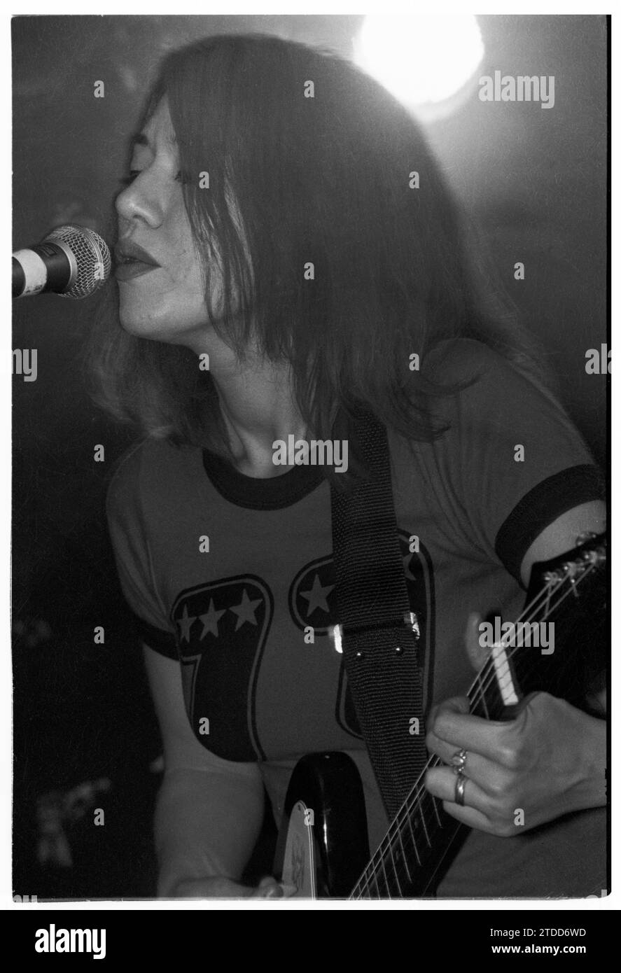 NOTE – NÉGATIF de 30 ANS MONTRANT DES DÉGÂTS et DE LA POUSSIÈRE : Miki Berenyi du groupe britannique Lush jouant en live au Bath Moles Club à Bath, Angleterre, Royaume-Uni, le 8 juin 1994. Le groupe tourne pour soutenir la double sortie des deux singles Hypocrite et Desire Lines et de leur troisième album studio Split. Photographie : ROB WATKINS Banque D'Images