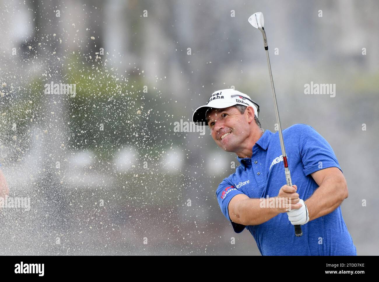 Orlando, États-Unis. 17 décembre 2023. Padraig Harrington, originaire d'Irlande, joue un tir depuis un bunker sur le 18e trou lors de la dernière manche du championnat PNC au Ritz-Carlton Golf Club à Orlando, en Floride. (Photo Paul Hennessy/SOPA Images/Sipa USA) crédit : SIPA USA/Alamy Live News Banque D'Images