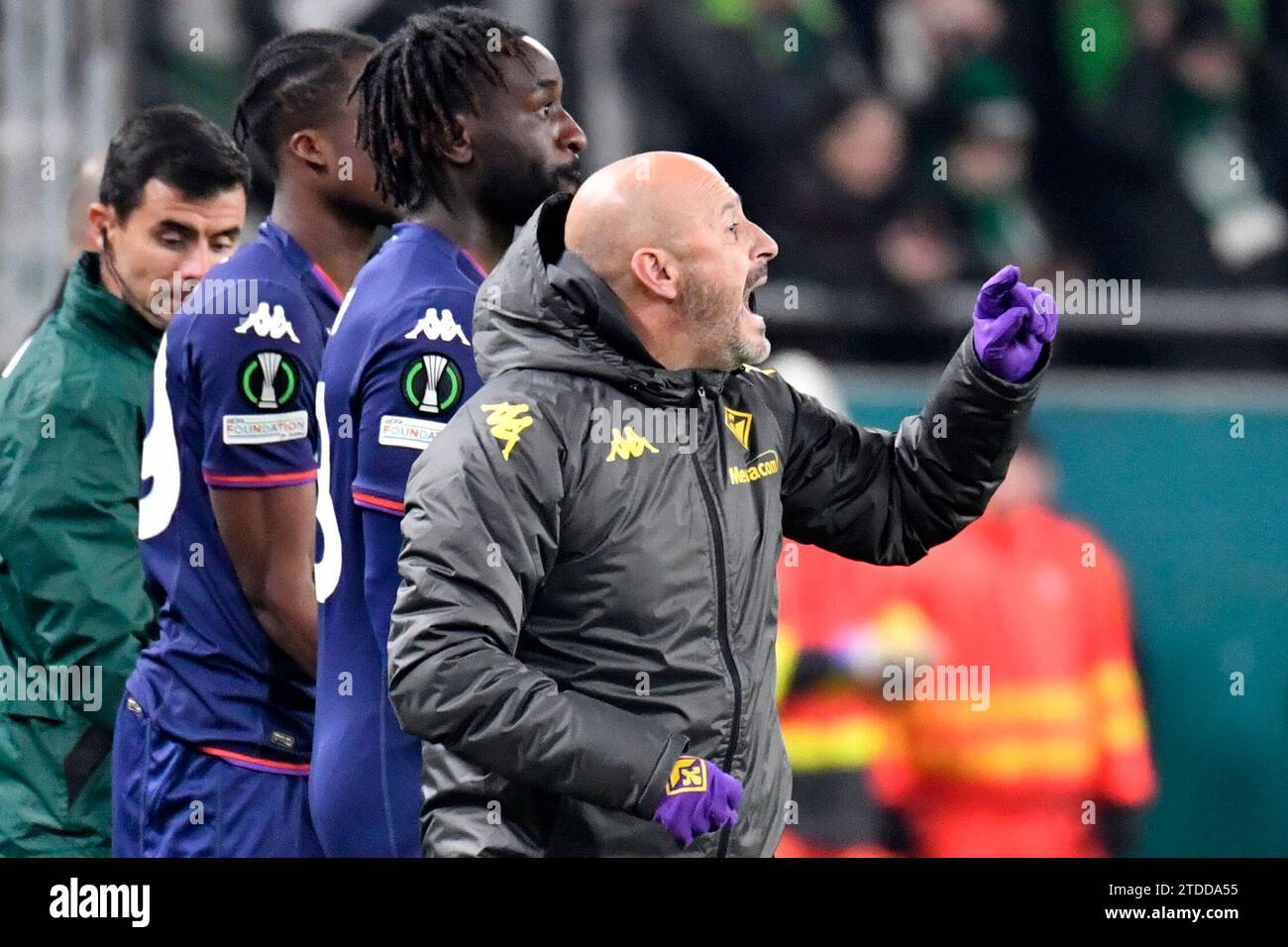 Fiorentina coach Vincenzo Italiano gestures during the Europa Conference League group F soccer match between Ferencvaros and Fiorentina at the Ferencvaros Stadion in Budapest, Thursday, Dec. 14, 2023. (AP Photo/Denes Erdos) Banque D'Images