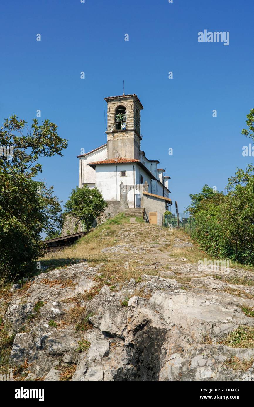 Église perchée, Santuario della Madonna della Ceriola, Monte Isola Lac Iseo Lombardie Italie. Septembre 2023 Banque D'Images