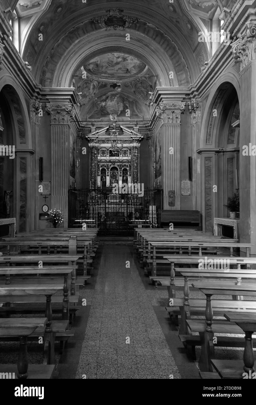 Nef et alter du Santuario della Madonna della Ceriola, l'église perchée sur la colline du Monte Isola Lac Iseo Lombardie Italie. Septembre 2023 Banque D'Images