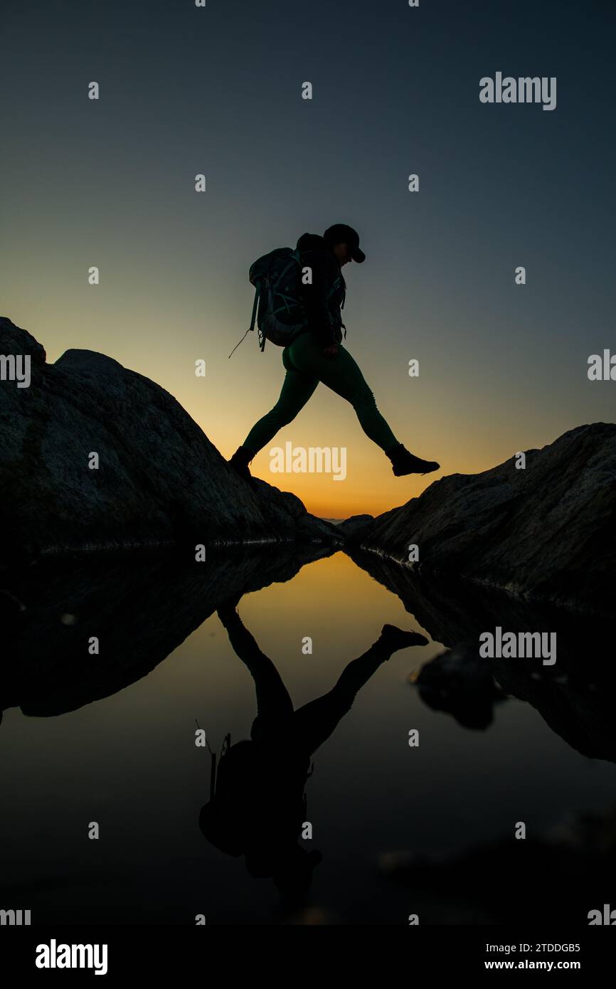 Réflexion de la femme active Trail running la nuit avec sac à dos Banque D'Images