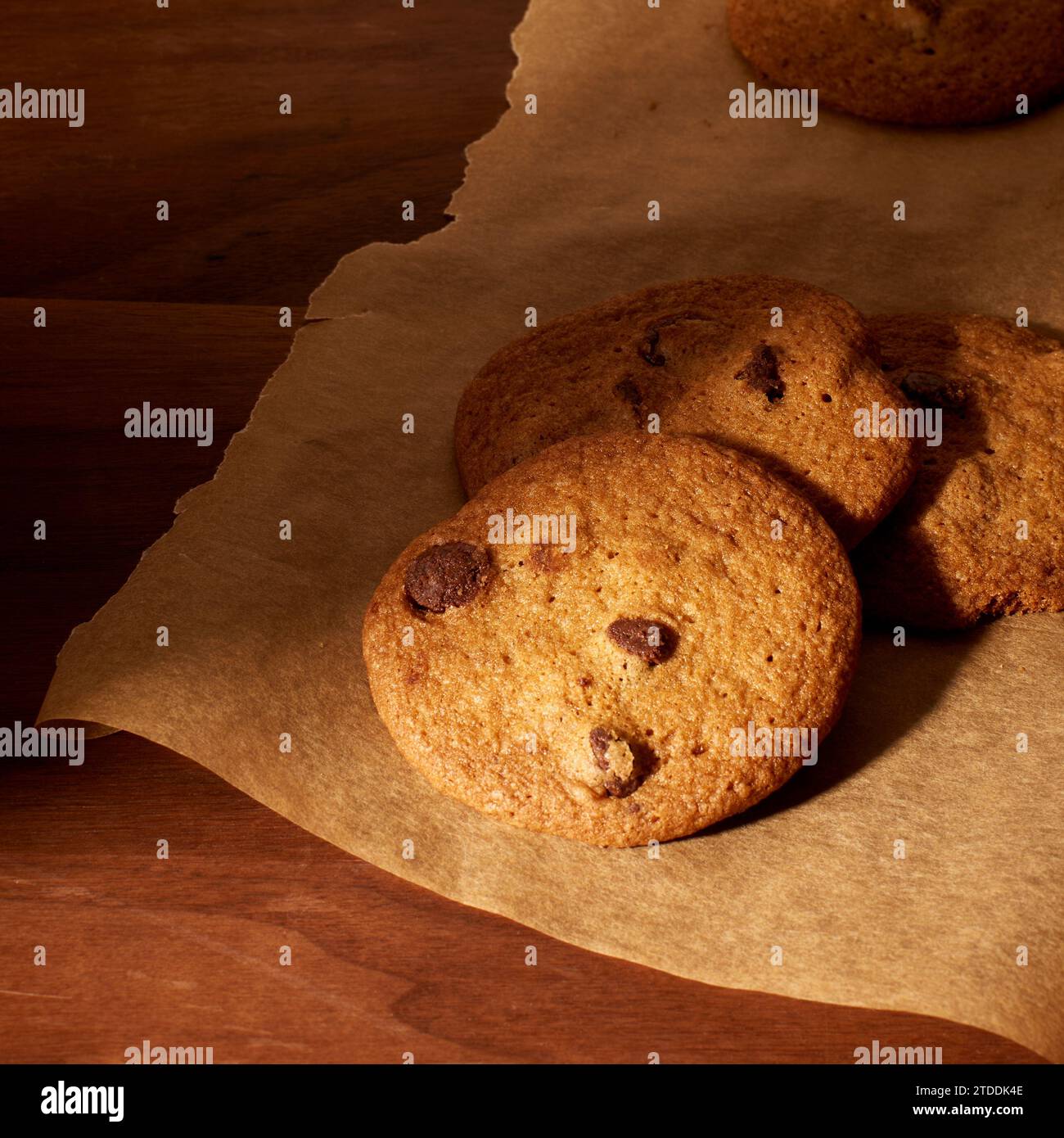 Tates biscuits sur bois avec du papier parchemin Banque D'Images