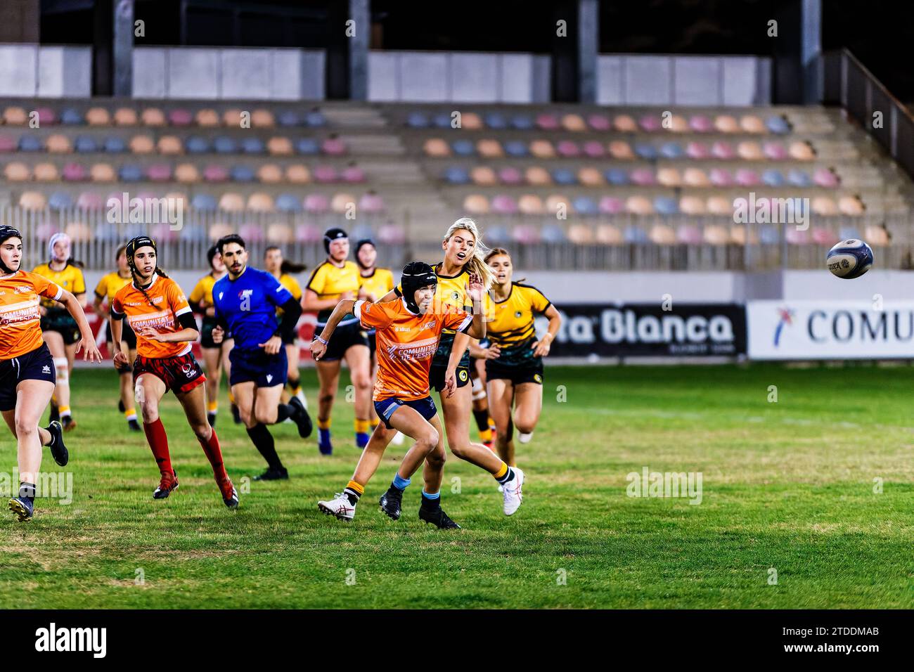 Les femmes courent vers le ballon de rugby Banque D'Images