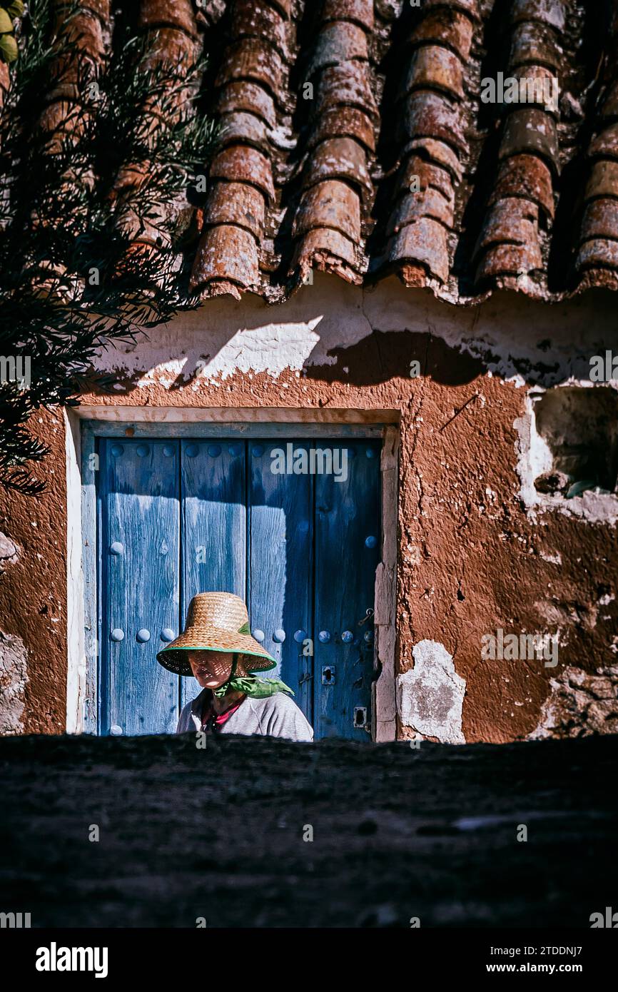 Femme travailleuse sur le terrain à Alhambra Banque D'Images