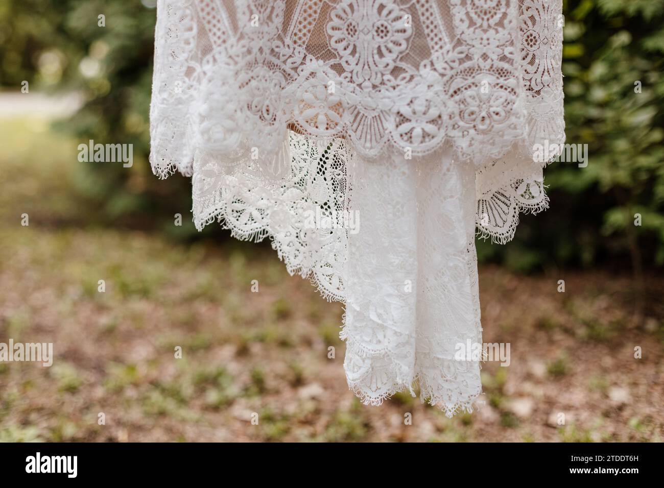Détails de dentelle de robe de mariée d'été accrochée dans l'arbre Banque D'Images