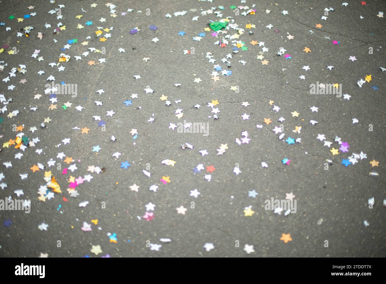 Petits morceaux de papier sur la route. Ordures après les vacances. Banque D'Images