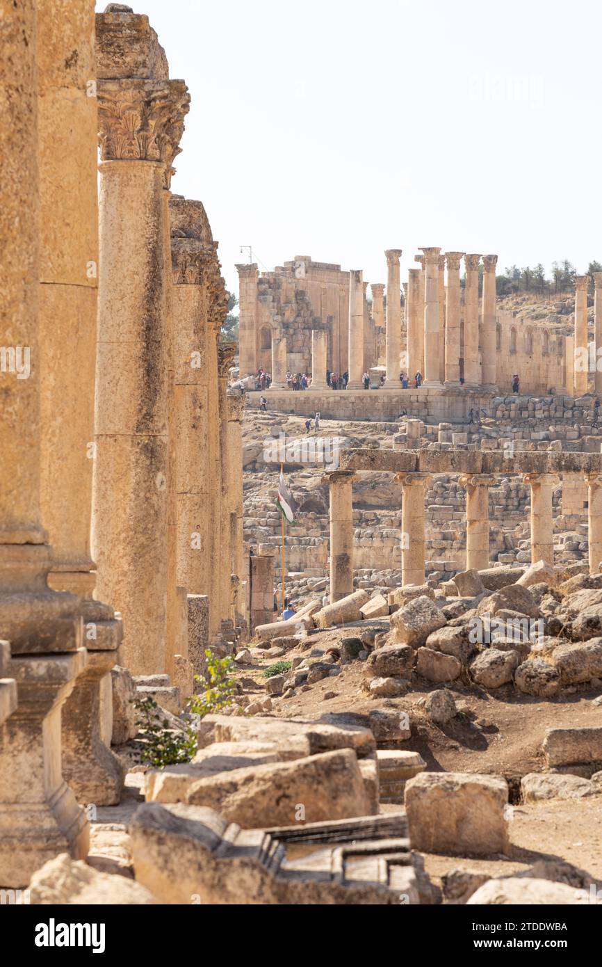 Touristes visitant les ruines de Jerash pendant la journée ensoleillée, Jordanie Banque D'Images